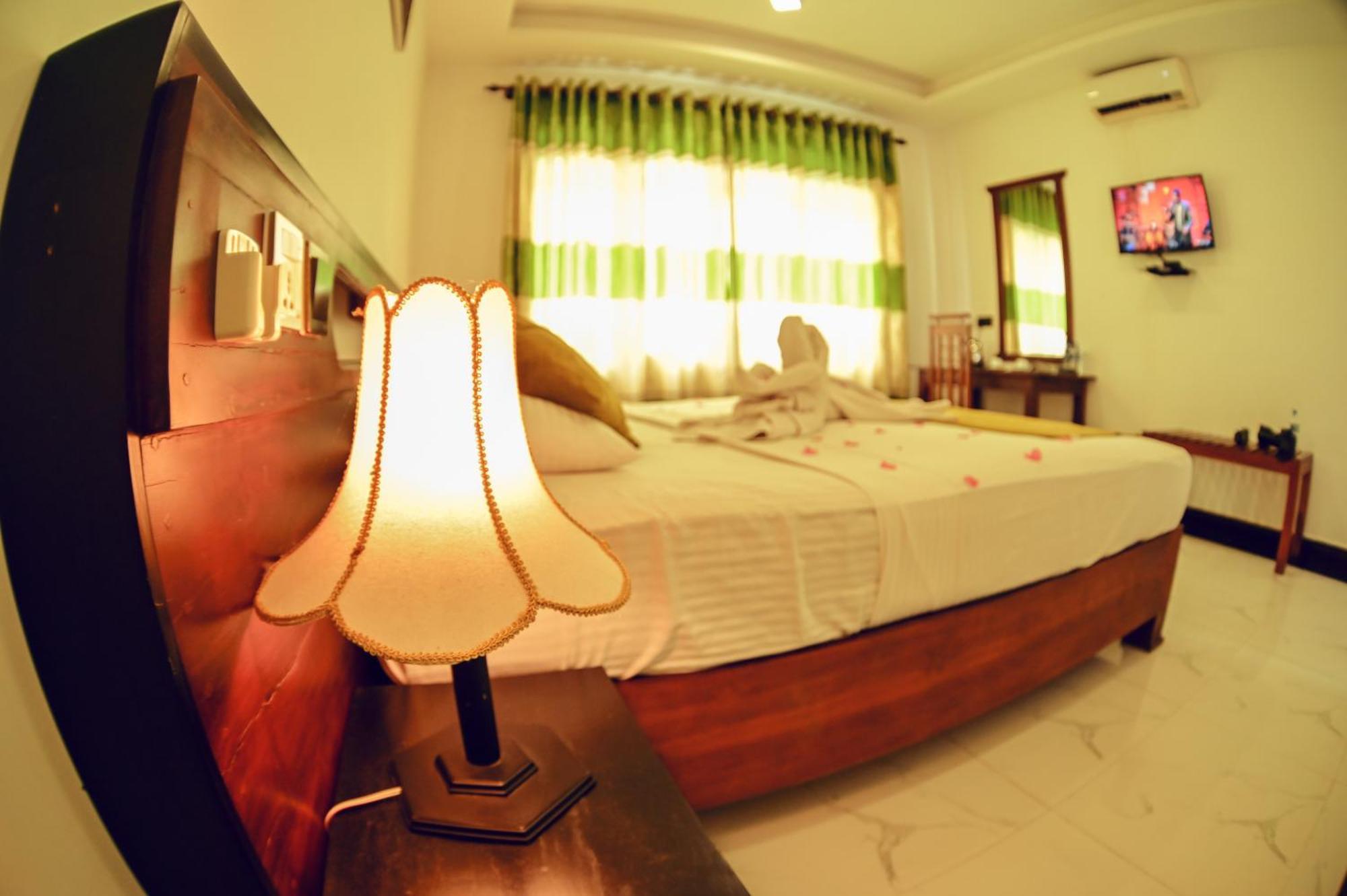 Hotel Golden Ray Dambulla Exterior photo